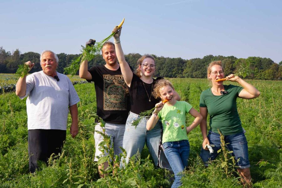 Familie Knies vom Biolandhof Tollgrün bei der Feldarbeit