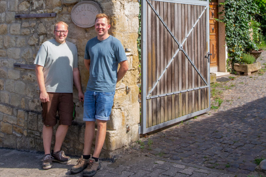 Die Brüder Speth vom Bioland-Obstbau Speth vor dem Haus und Hof in Wackernheim.