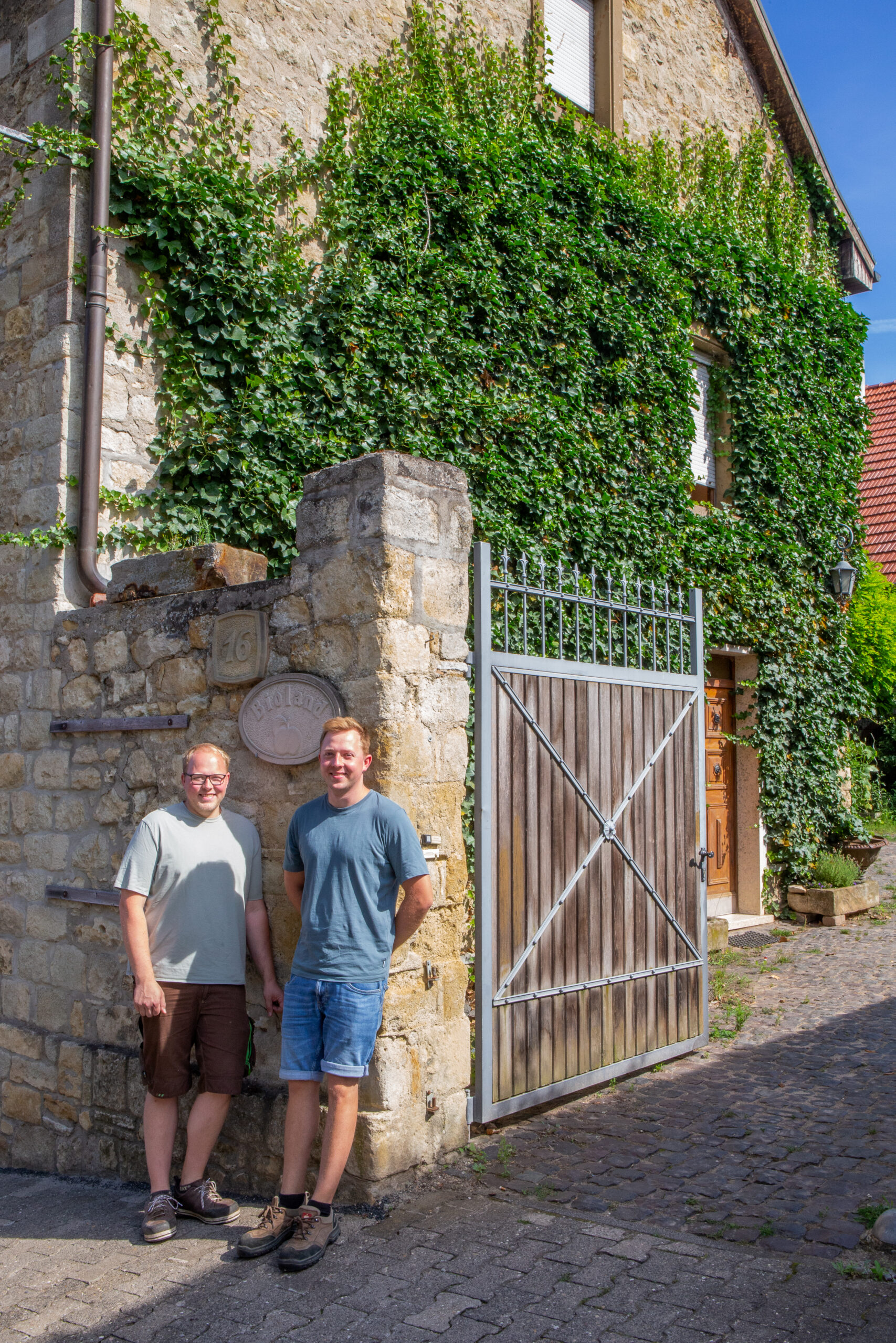 Die Brüder Speth vom Bioland-Obstbau Speth vor dem Haus und Hof in Wackernheim.