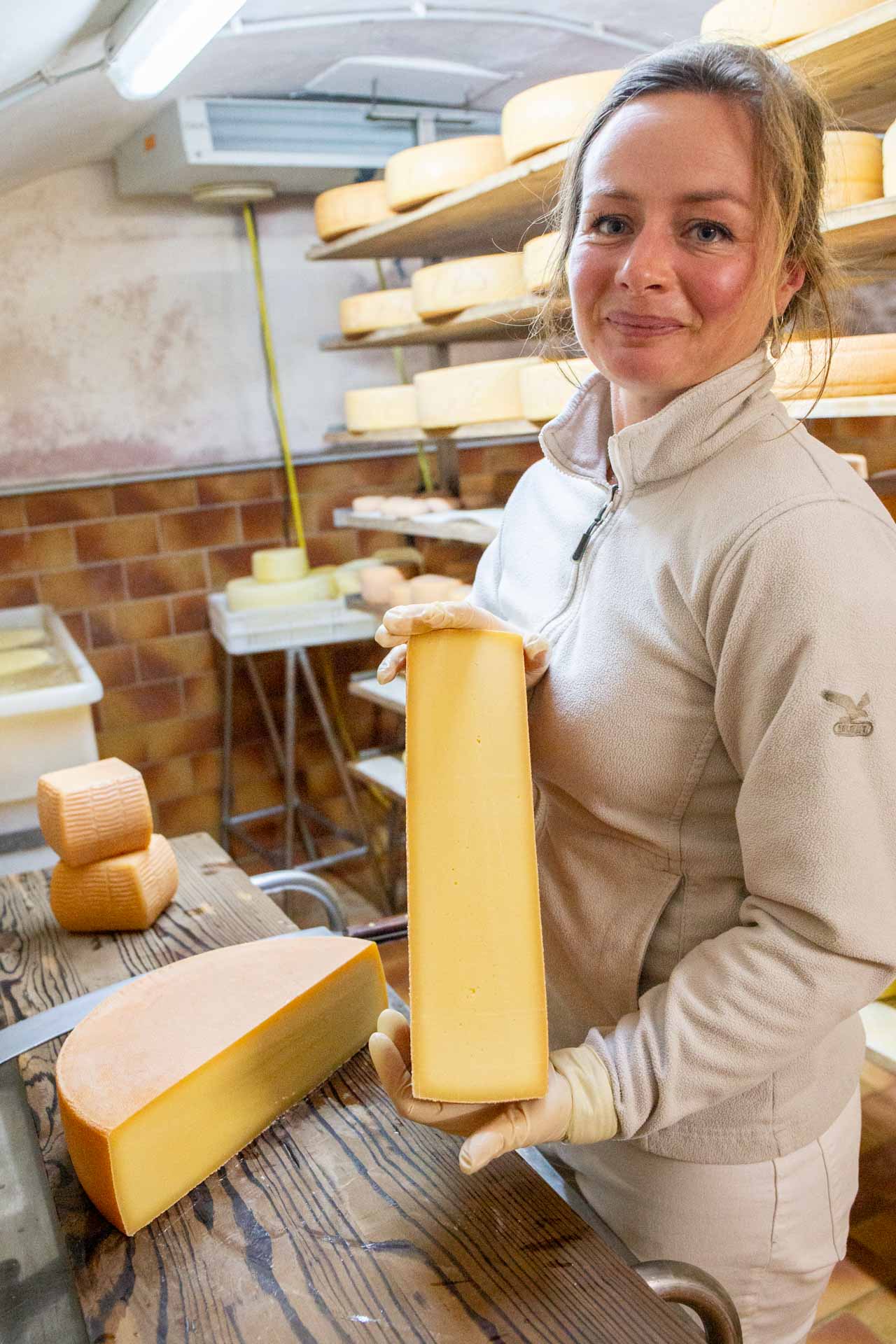 Blick in den Melkstand des Kapellenhofs in Hammersbach mit erweiterter Ansicht der Melk-Technik für Schafe. Der regionale Erzeuger Kapellenhof ist ein Naturland-zertifizierter Bio-Hof mit Schafhaltung und eigener Milchverarbeitung.