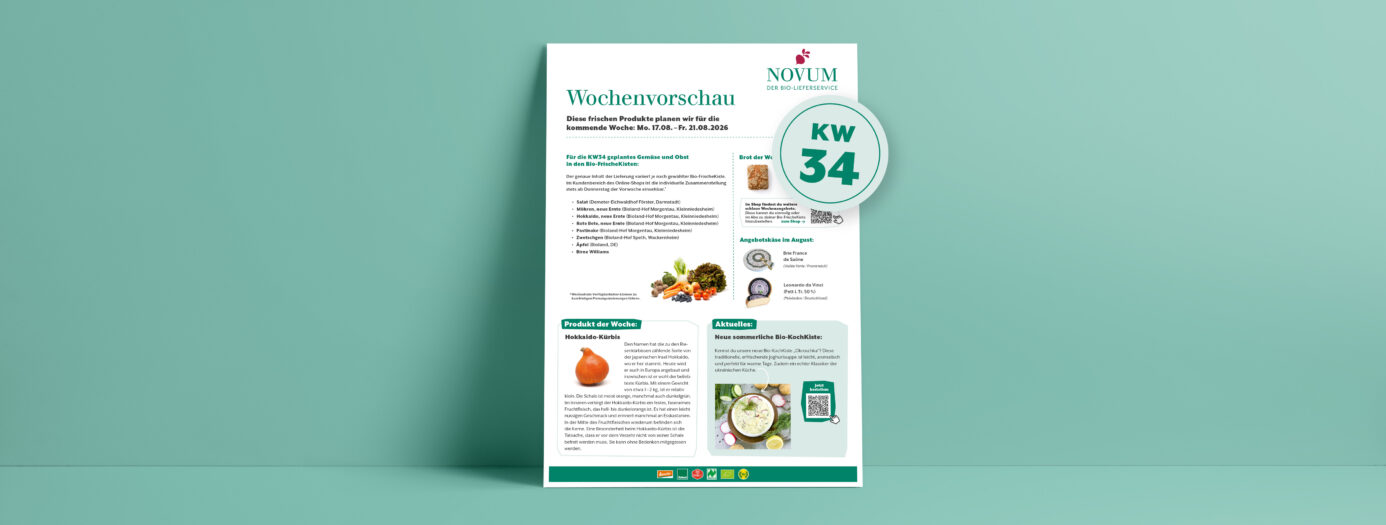 Vorschau eines Informationsblatts von NOVUM – Der Bio-Lieferservice – mit dem Titel „Wochenvorschau“. Es zeigt Inhalte für die Bio-FrischeKisten der Folgewoche – Kalenderwoche 34/2026 – zudem Rezeptvorschläge und allgemeine Produktinfos. Im Mittelteil aufgelistet sind regionale Obst- und Gemüsesorten, das Brot der Woche und das Käse-Monatsangebot. Darunter steht links ein Infotext über Hokkaido-Kürbis, der in KW34 in der Kiste sein wird. Darunter ist die Abbildung eines Hokkaido-Kürbisses zu sehen. Rechts daneben steht ein zweiter Informationsblock mit dem Hinweis auf die neue Bio-KochKiste „Okroschka - kalte Joghurtsuppe“ im NOVUM-Shop. Das Design ist schlicht, mit grüner Akzentfarbe auf weißem Hintergrund, dargestellt auf einem hellgrünen Wandhintergrund.