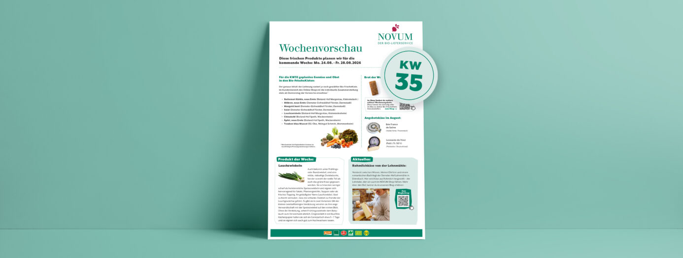 Vorschau eines Informationsblatts von NOVUM – Der Bio-Lieferservice – mit dem Titel „Wochenvorschau“. Es zeigt Inhalte für die Bio-FrischeKisten der Folgewoche – Kalenderwoche 35/2026 – zudem allgemeine Produktinfos. Im Mittelteil aufgelistet sind regionale Obst- und Gemüsesorten, das Brot der Woche und das Käse-Monatsangebot. Darunter steht links ein Infotext über Lauchzwiebeln, die in KW35 in der Kiste sein werden. Links daneben ist die Abbildung eines Lauchzwiebel-Bunds zu sehen. Rechts daneben steht ein zweiter Informationsblock mit dem Hinweis auf Rohmilchkäse vom Bio-Hof Lehnmühle im NOVUM-Shop. Das Design ist schlicht, mit grüner Akzentfarbe auf weißem Hintergrund, dargestellt auf einem hellgrünen Wandhintergrund.