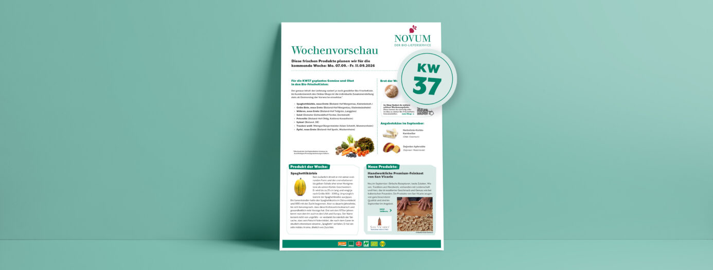 Vorschau eines Informationsblatts von NOVUM – Der Bio-Lieferservice – mit dem Titel „Wochenvorschau“. Es zeigt Inhalte für die Bio-FrischeKisten der Folgewoche – Kalenderwoche 37/2026 – zudem Rezeptvorschläge und allgemeine Produktinfos. Im Mittelteil aufgelistet sind regionale Obst- und Gemüsesorten, das Brot der Woche und das Käse-Monatsangebot. Darunter steht links ein Infotext über Spaghettikürbis, der in KW37 in der Kiste sein wird. Darunter ist die Abbildung eines Spaghettikürbis zu sehen. Rechts daneben steht ein zweiter Informationsblock mit dem Hinweis auf handwerkliche, italienische Premium-Feinkost des Herstellers San Vicario. Das Design ist schlicht, mit grüner Akzentfarbe auf weißem Hintergrund, dargestellt auf einem hellgrünen Wandhintergrund.