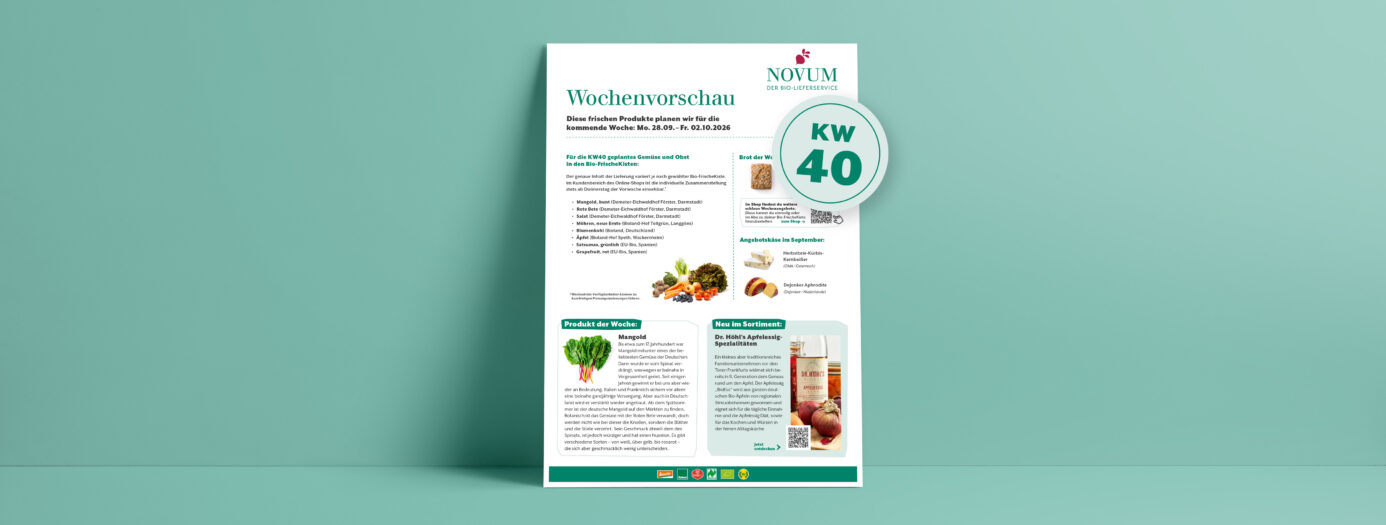 Vorschau eines Informationsblatts von NOVUM – Der Bio-Lieferservice – mit dem Titel „Wochenvorschau“. Es zeigt Inhalte für die Bio-FrischeKisten der Folgewoche – Kalenderwoche 40/2026 – zudem Rezeptvorschläge und allgemeine Produktinfos. Im Mittelteil aufgelistet sind regionale Obst- und Gemüsesorten, das Brot der Woche und das Käse-Monatsangebot. Darunter steht links ein Infotext über Mangold, der in KW40 in der Kiste sein wird. Darunter ist die Abbildung mehrerer bunter Mangoldblätter zu sehen. Rechts daneben steht ein zweiter Informationsblock mit dem Hinweis auf regionale Apfelessig-Spezialitäten der Firma Dr.Höhl’s, die man im NOVUM-Shop bestellen kann. Das Design ist schlicht, mit grüner Akzentfarbe auf weißem Hintergrund, dargestellt auf einem hellgrünen Wandhintergrund.